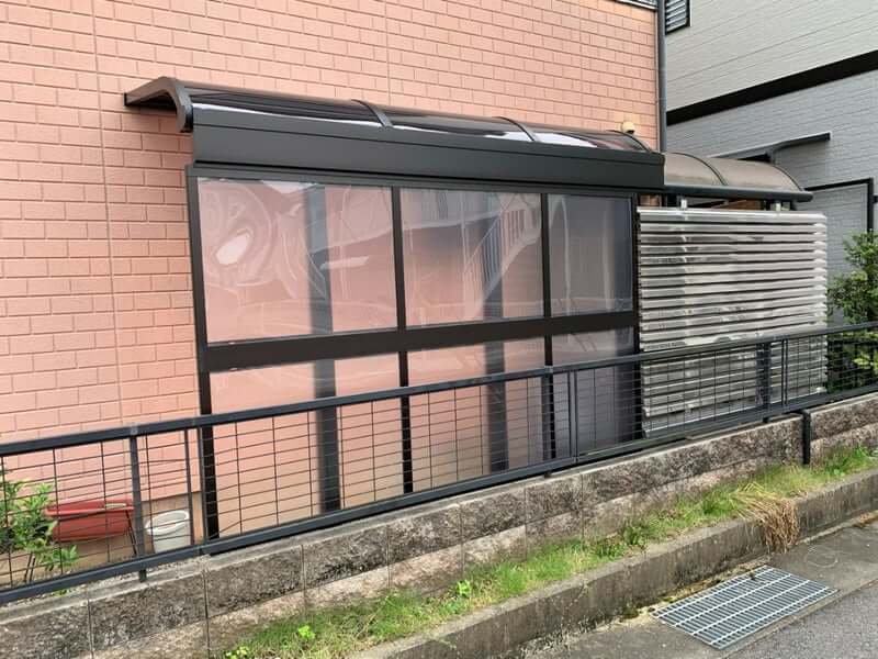 テラス屋根に前面パネルの設置の写真